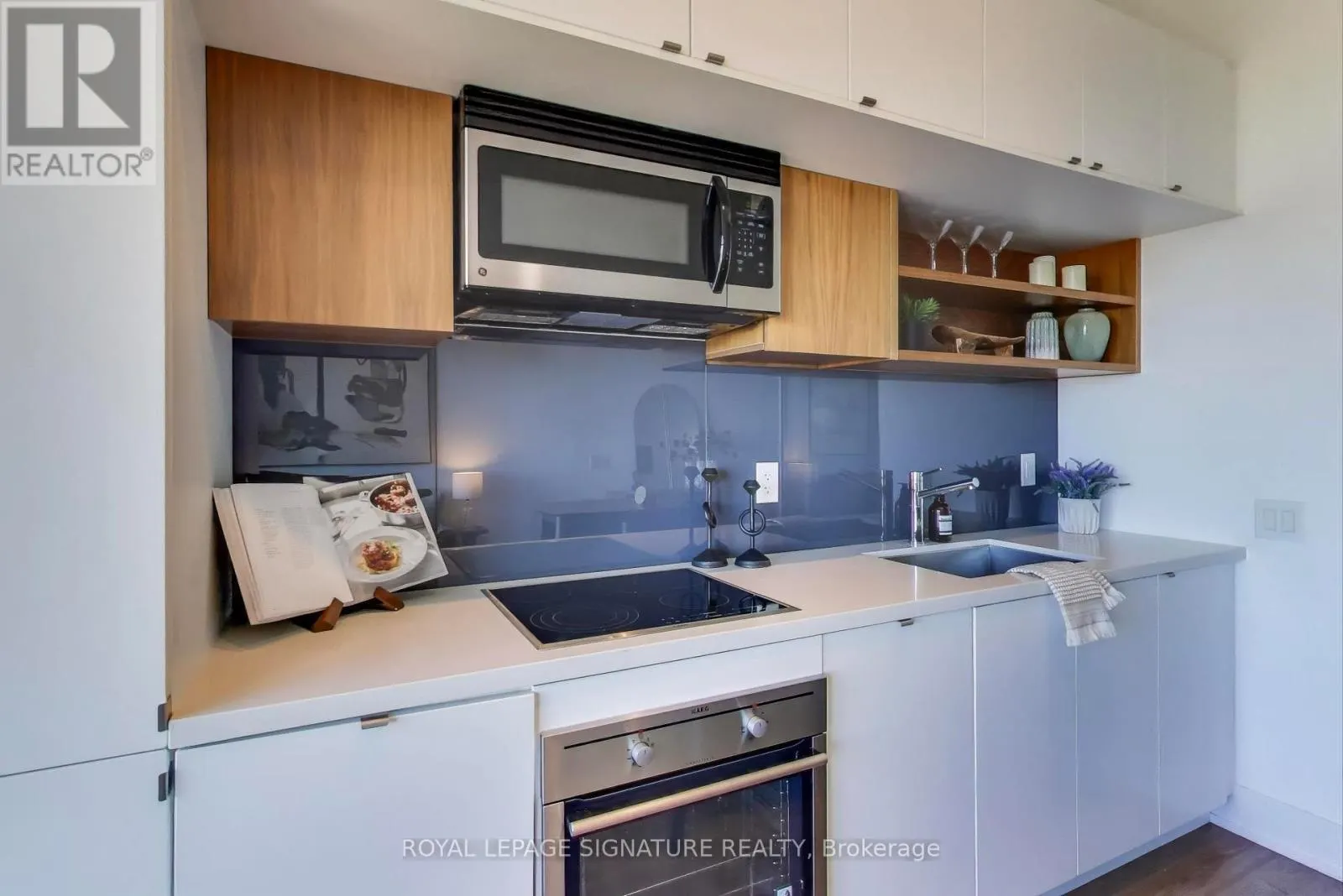 1826 - 111 ST CLAIR AVENUE W