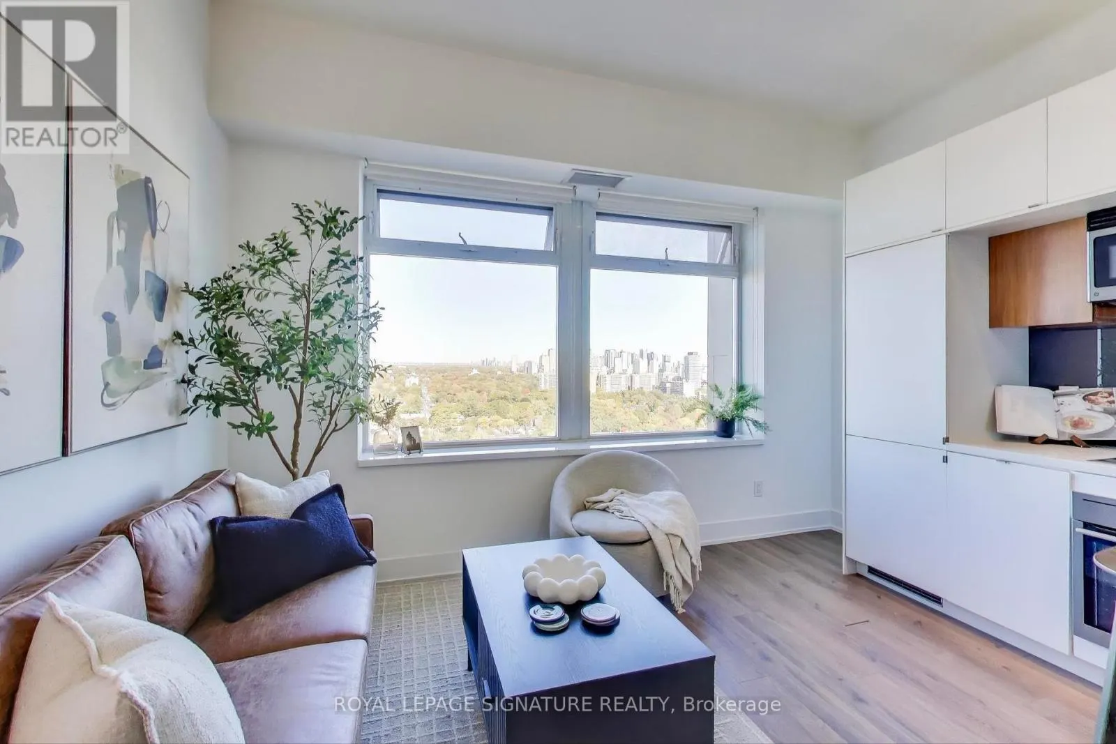 1826 - 111 ST CLAIR AVENUE W