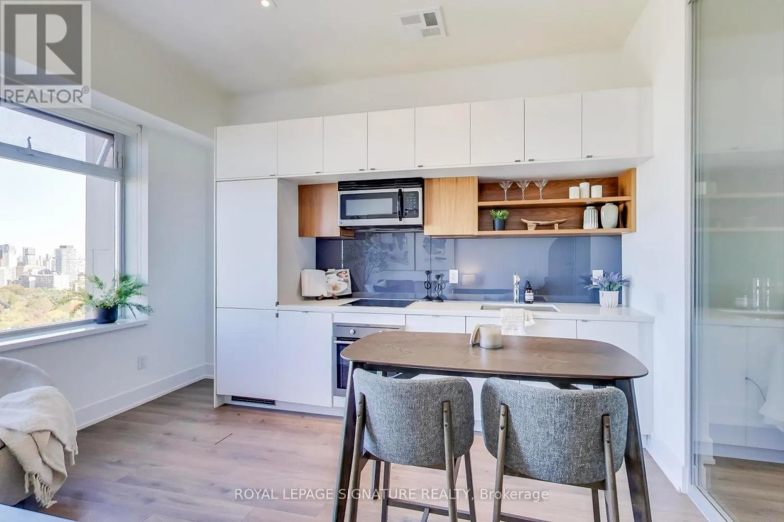 1826 - 111 ST CLAIR AVENUE W