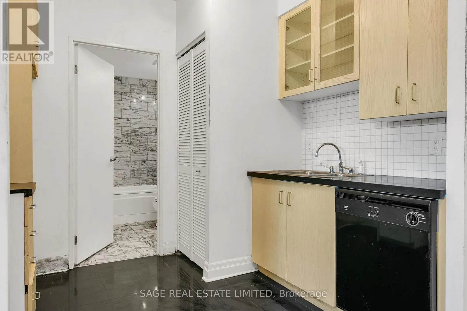 213 - 70 ALEXANDER STREET