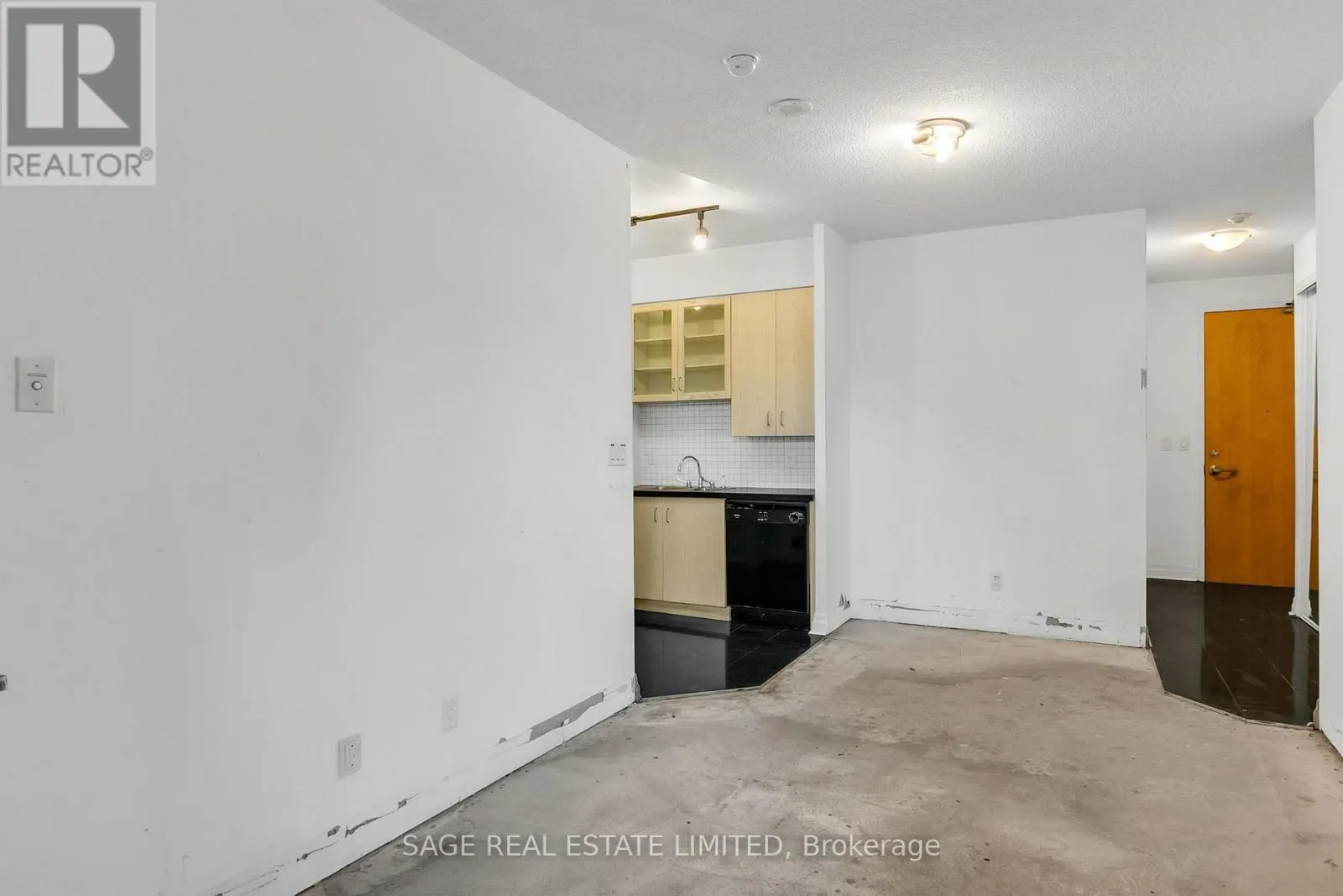 213 - 70 ALEXANDER STREET