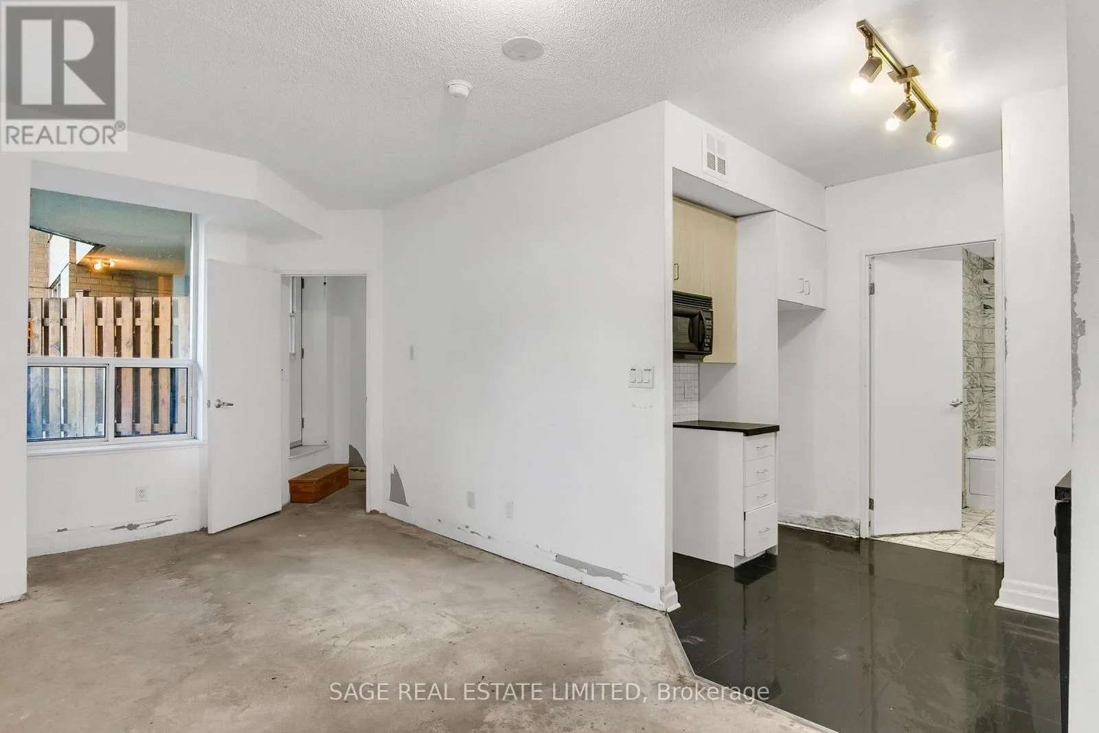 213 - 70 ALEXANDER STREET