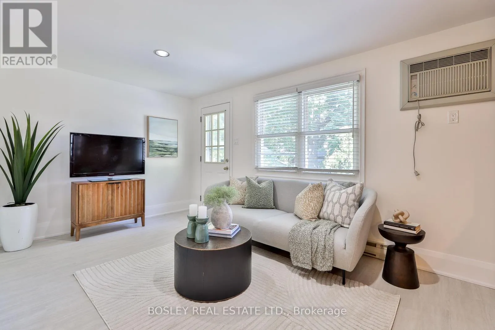 682 HILLSDALE AVENUE E