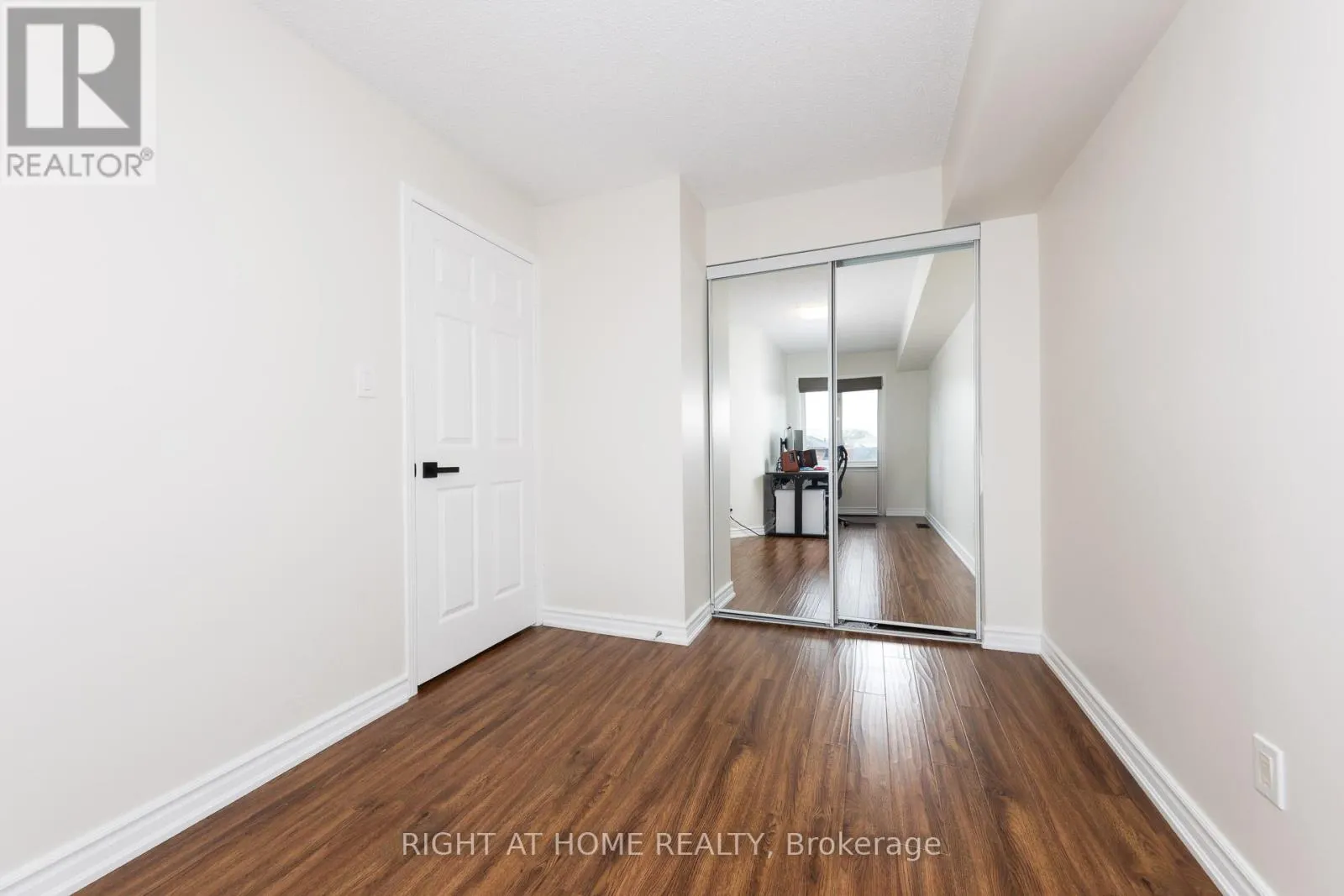 #32 - 988 SHEPPARD AVENUE W