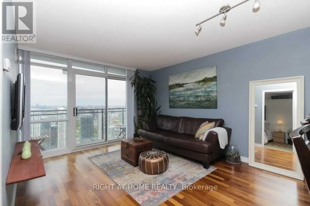 5301 - 11 BRUNEL COURT