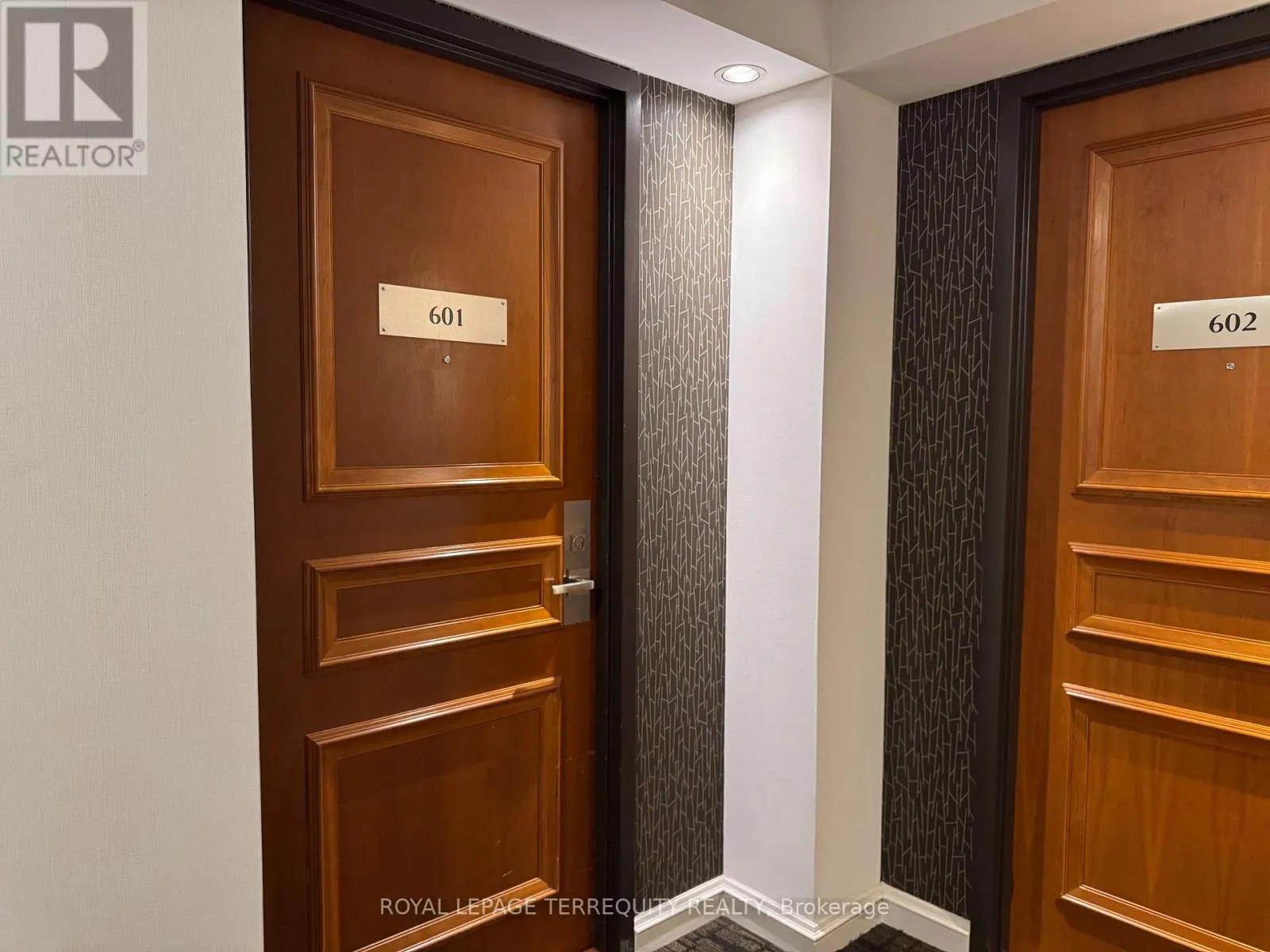 601 - 256 DORIS AVENUE