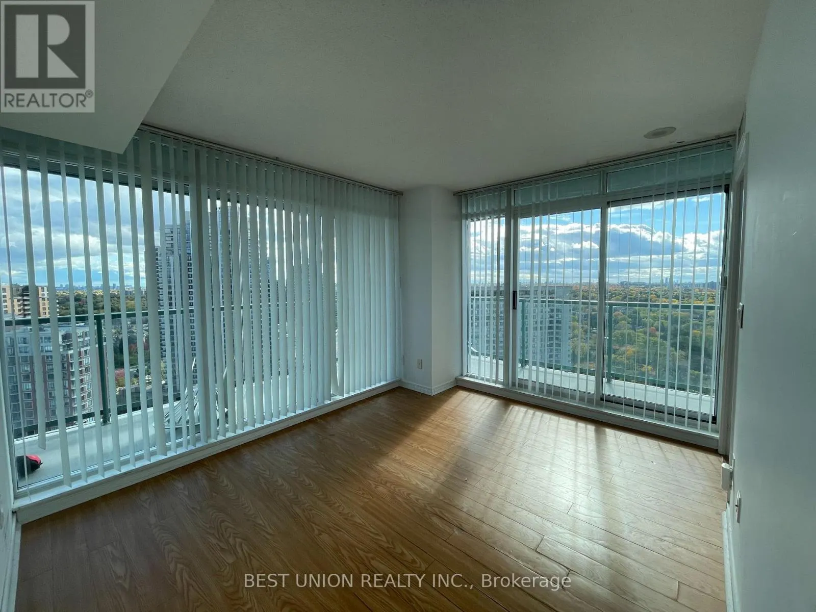 2205 - 5500 YONGE STREET