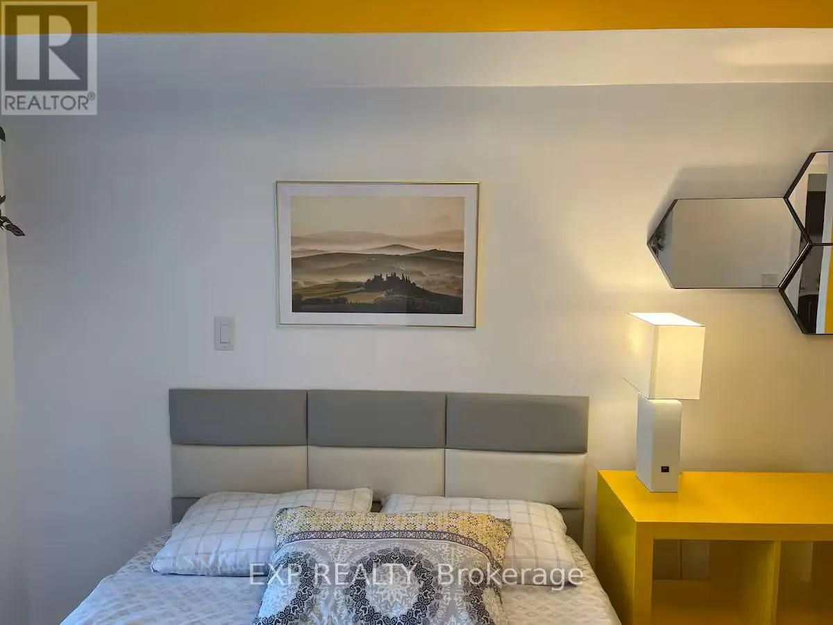 814 - 20 BLUE JAYS WAY