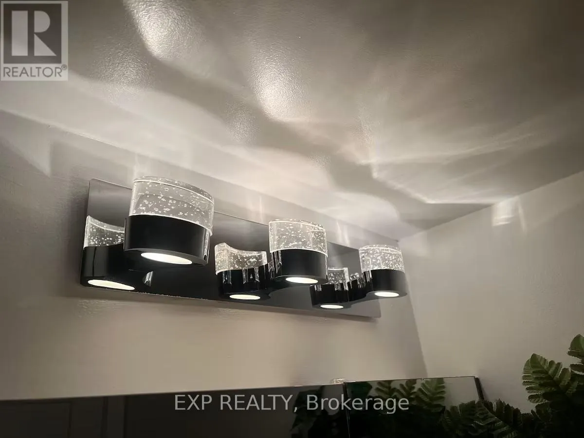 814 - 20 BLUE JAYS WAY