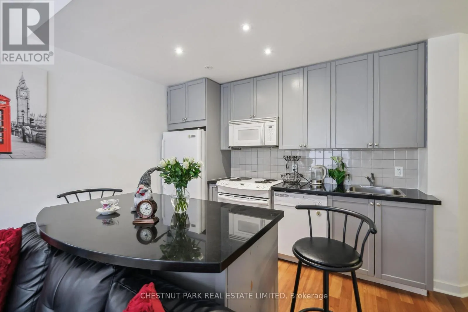 1014 - 85 BLOOR STREET E