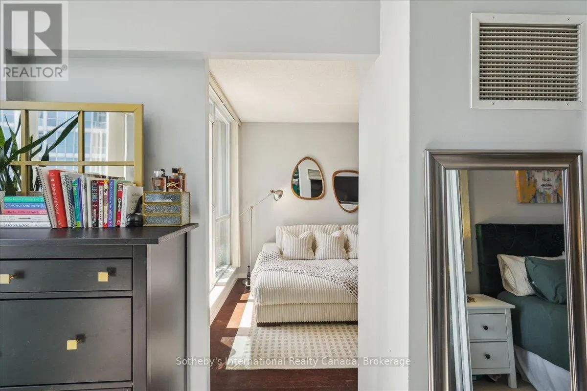 1804 - 218 QUEENS QUAY W, #1804