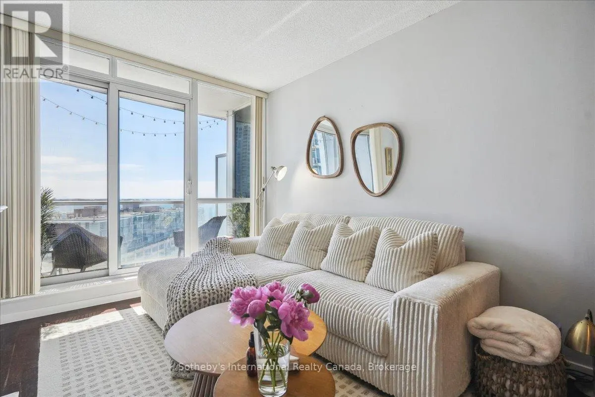 1804 - 218 QUEENS QUAY W, #1804