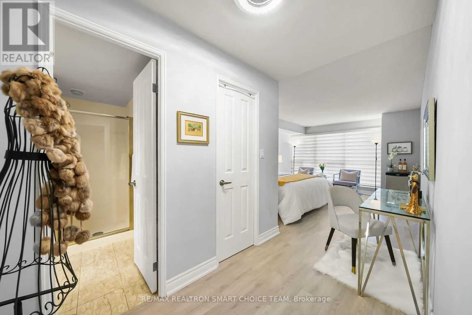 1211 - 28 HOLLYWOOD AVENUE