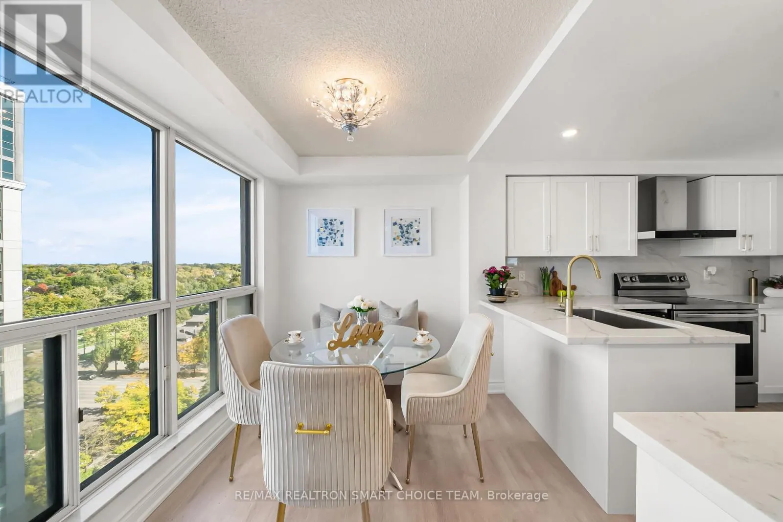 1211 - 28 HOLLYWOOD AVENUE