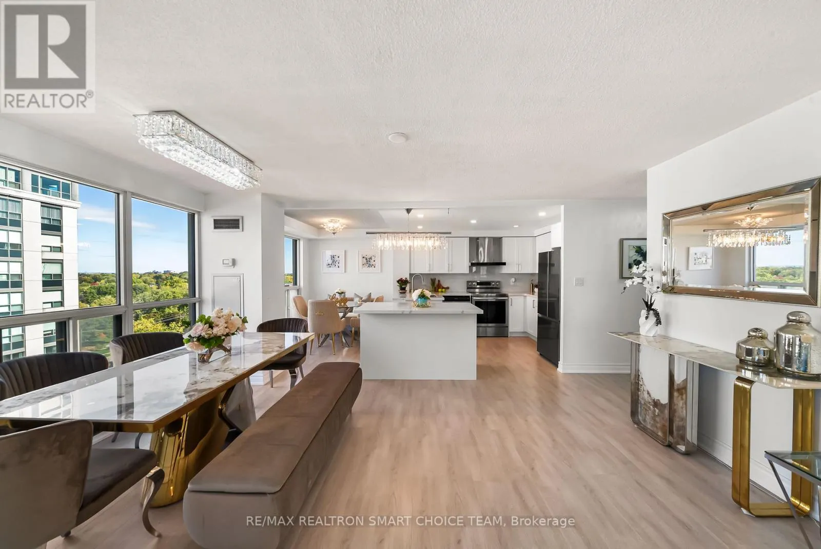 1211 - 28 HOLLYWOOD AVENUE