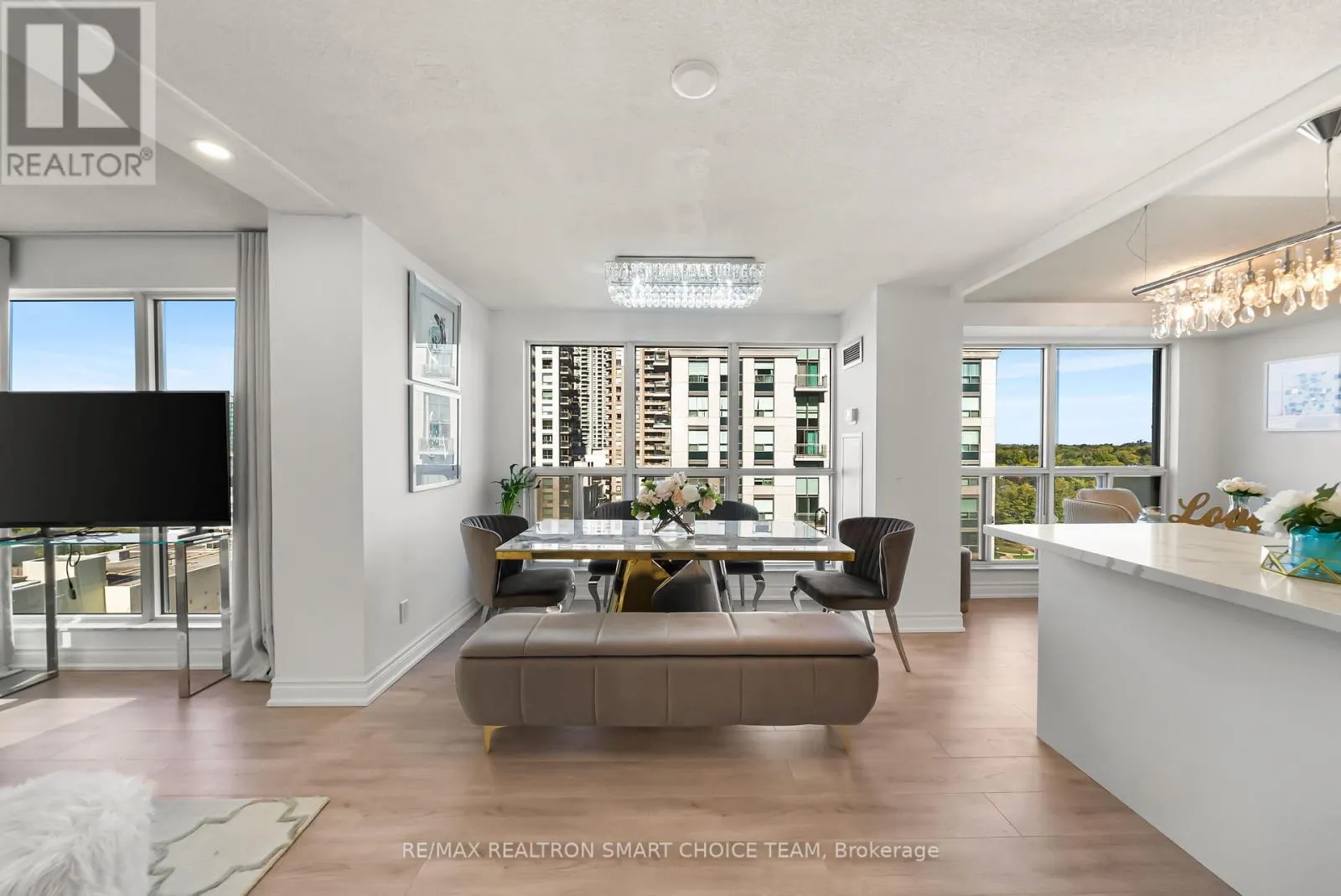 1211 - 28 HOLLYWOOD AVENUE