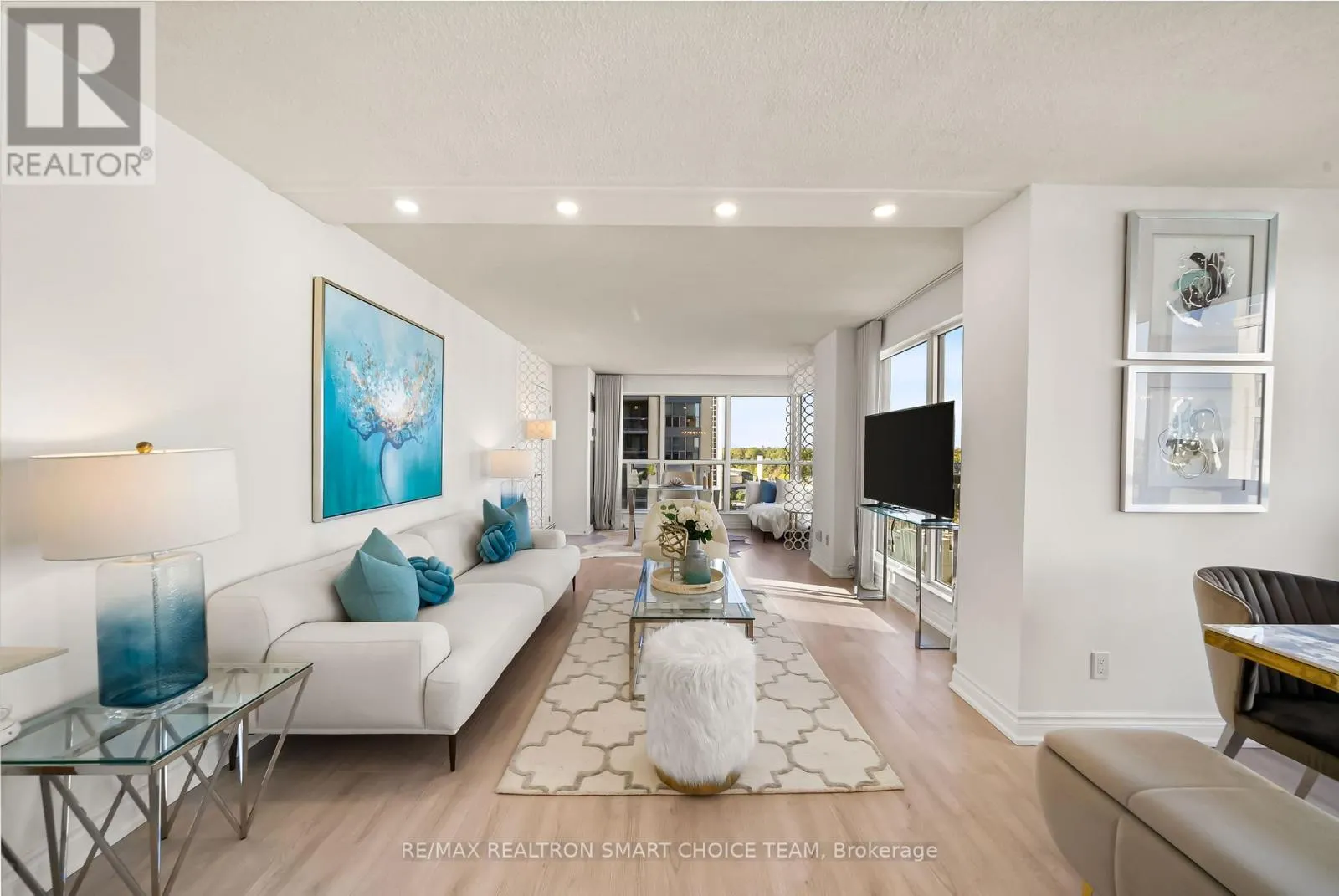 1211 - 28 HOLLYWOOD AVENUE