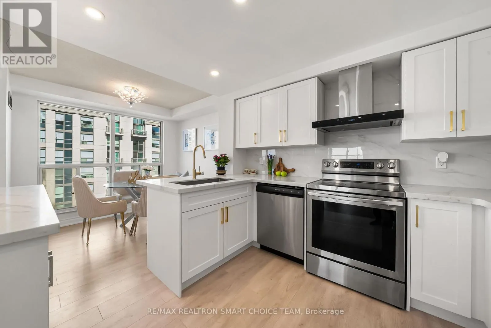 1211 - 28 HOLLYWOOD AVENUE