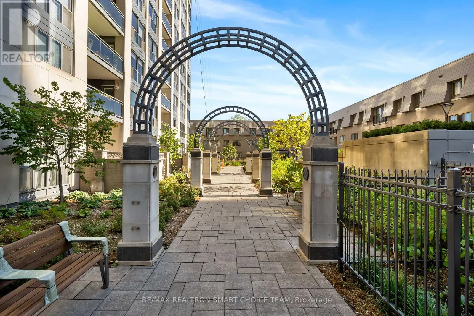 1211 - 28 HOLLYWOOD AVENUE