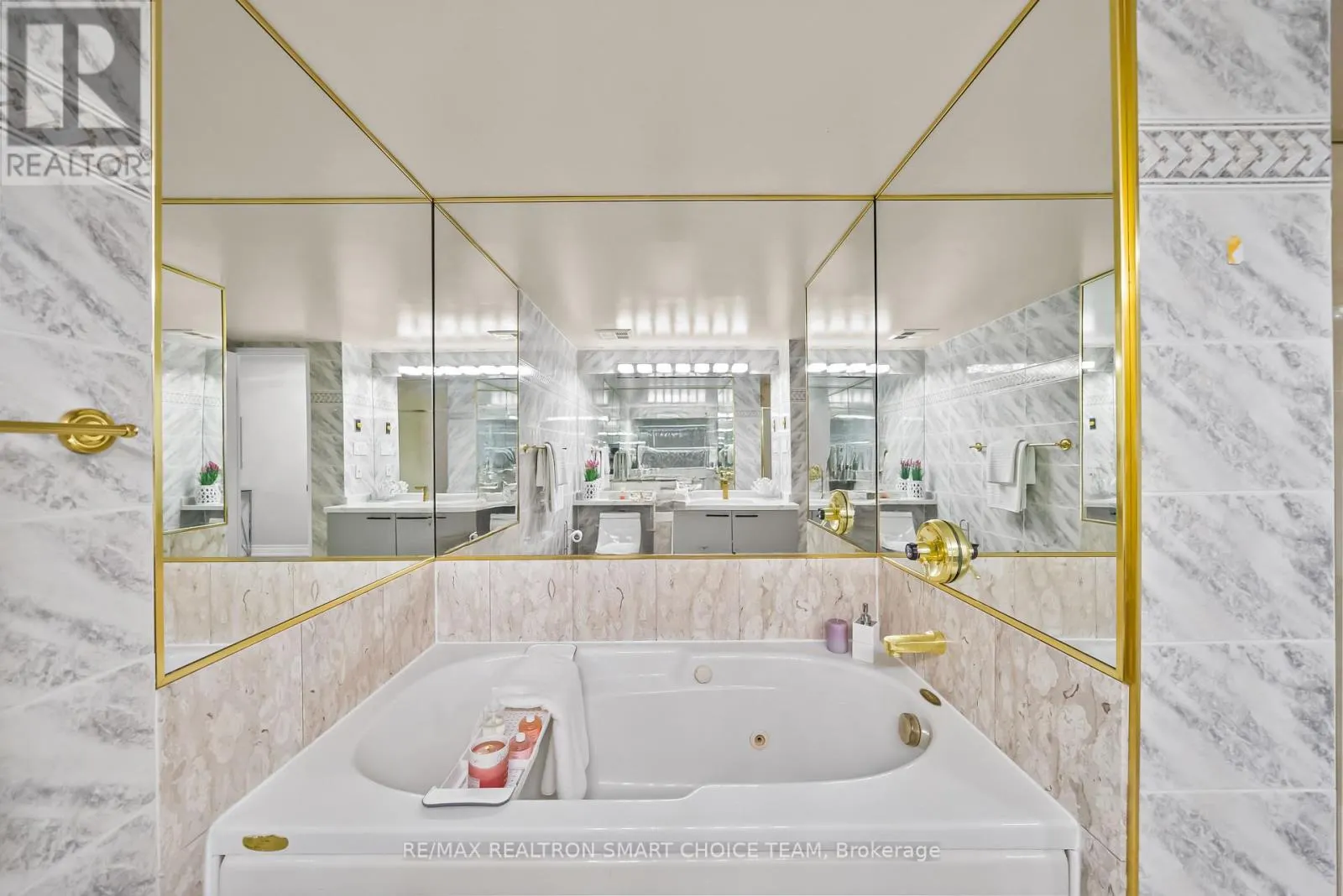 1211 - 28 HOLLYWOOD AVENUE