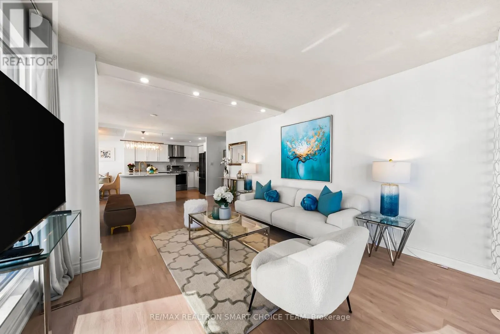 1211 - 28 HOLLYWOOD AVENUE