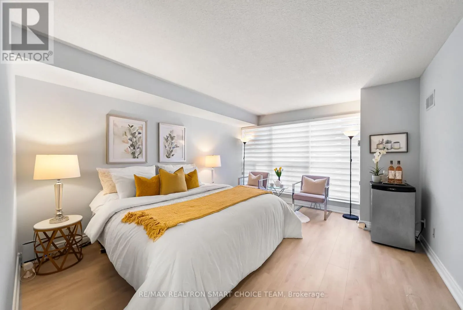 1211 - 28 HOLLYWOOD AVENUE