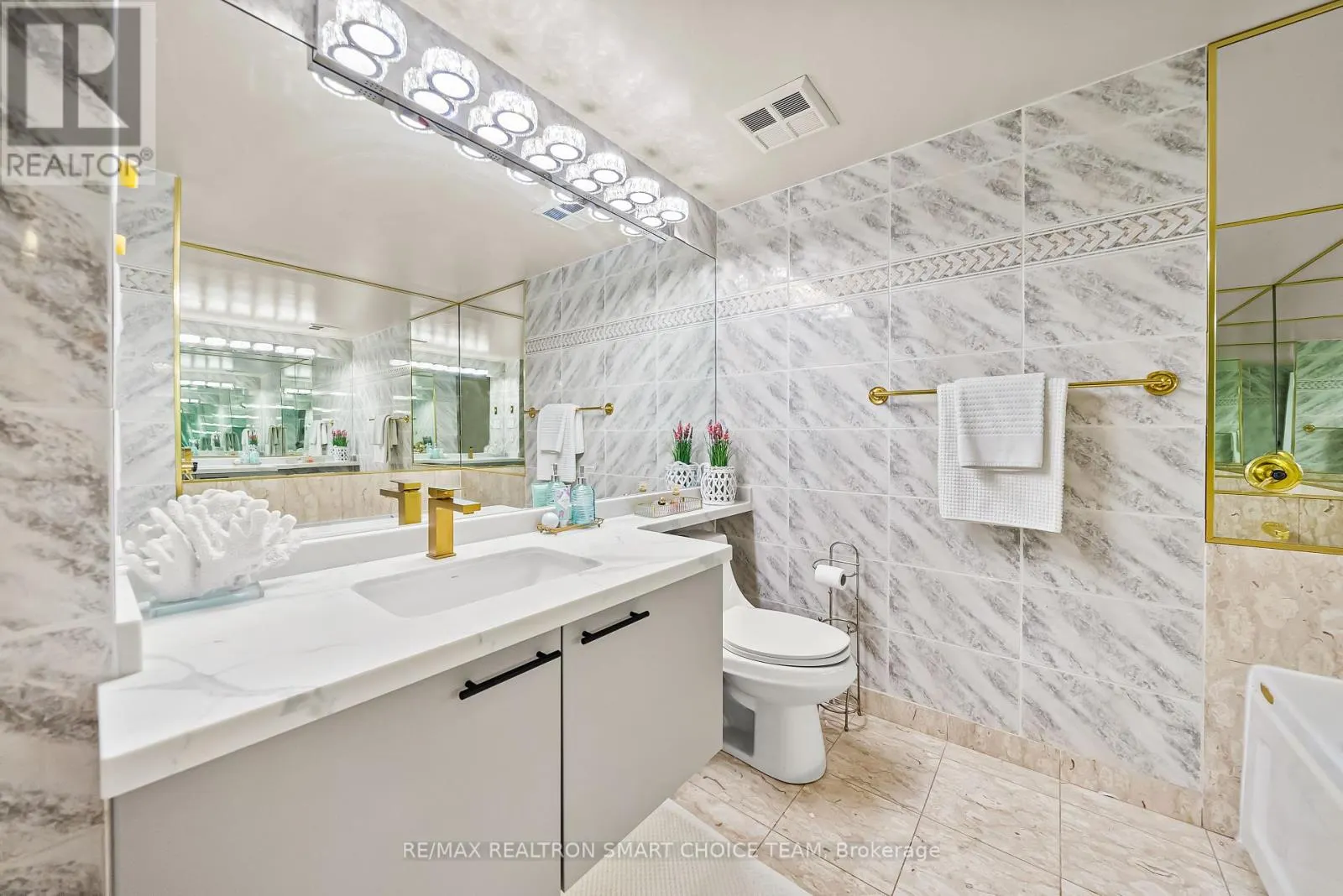 1211 - 28 HOLLYWOOD AVENUE