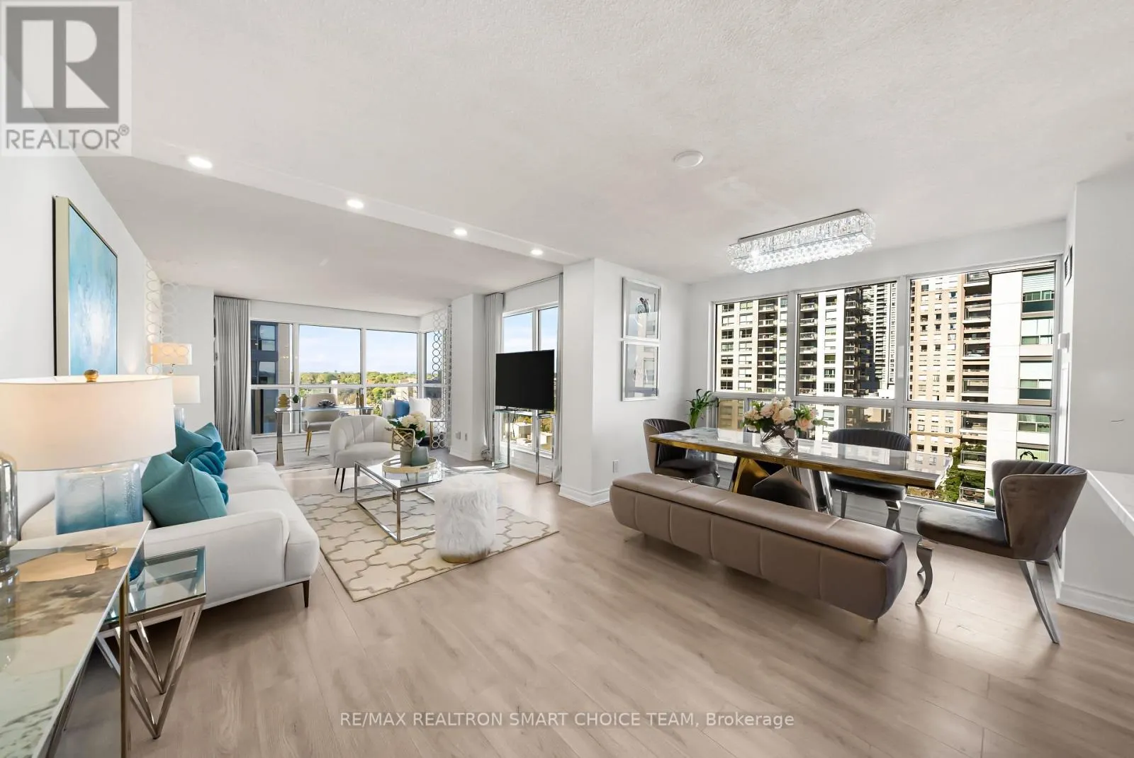 1211 - 28 HOLLYWOOD AVENUE