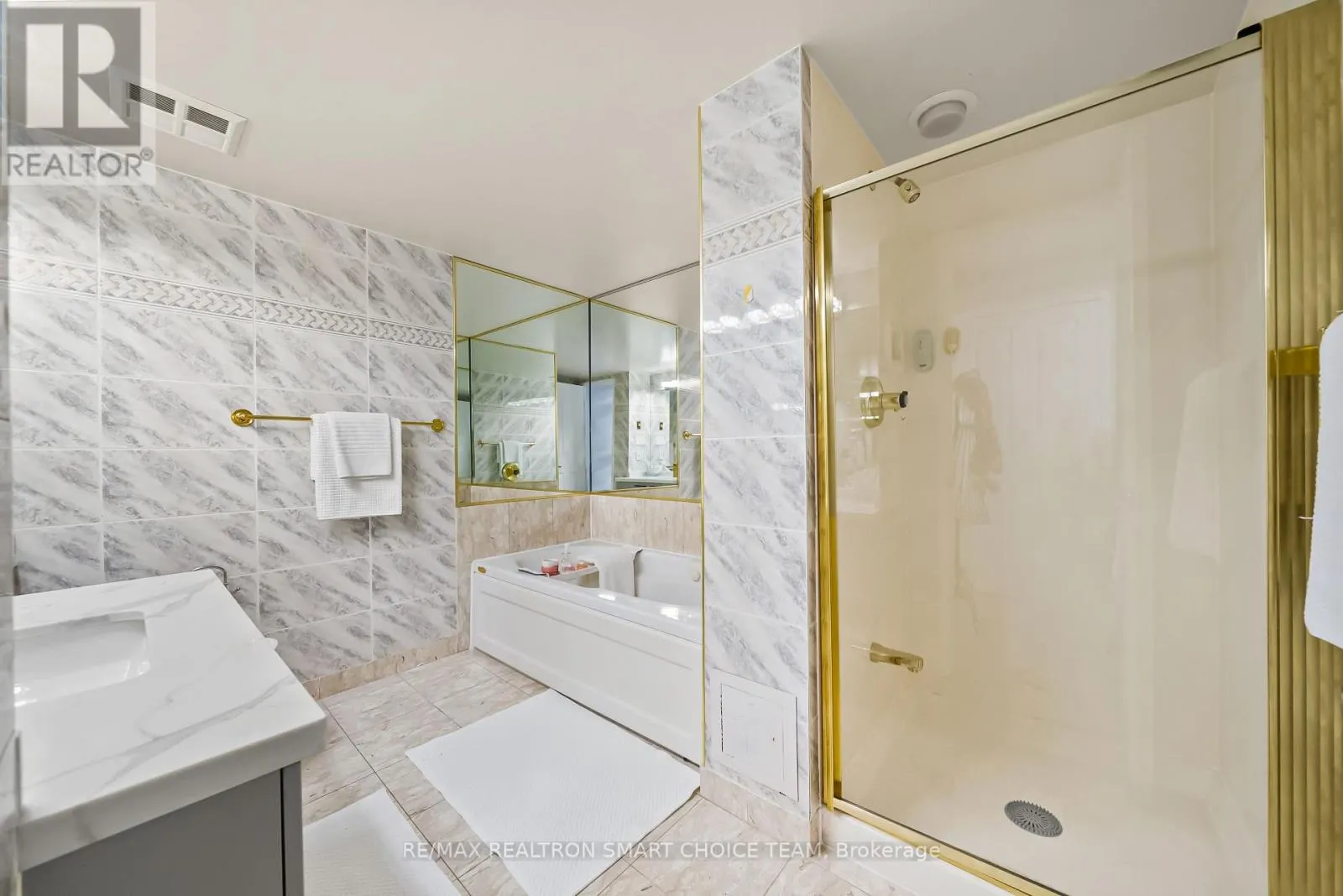 1211 - 28 HOLLYWOOD AVENUE