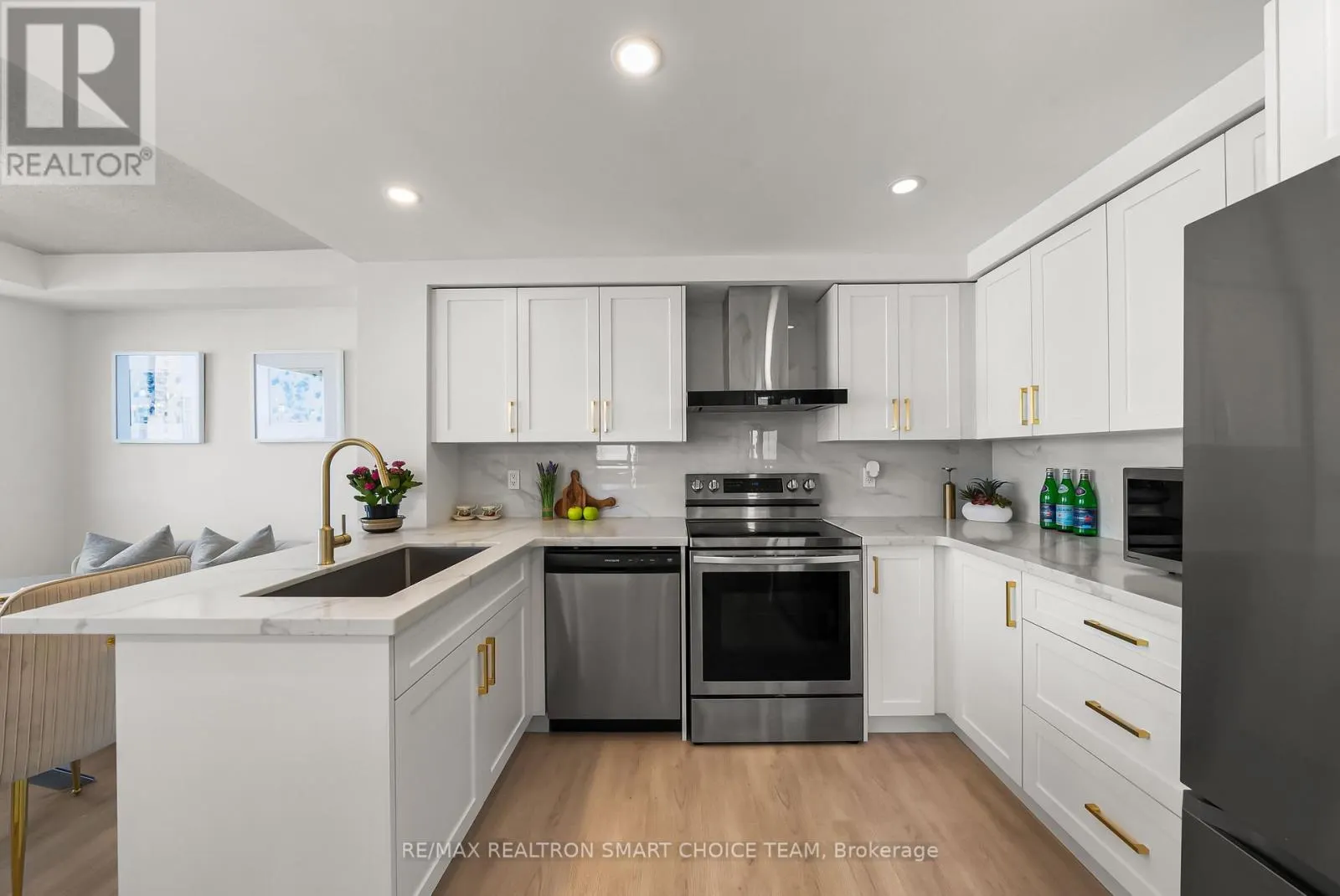 1211 - 28 HOLLYWOOD AVENUE