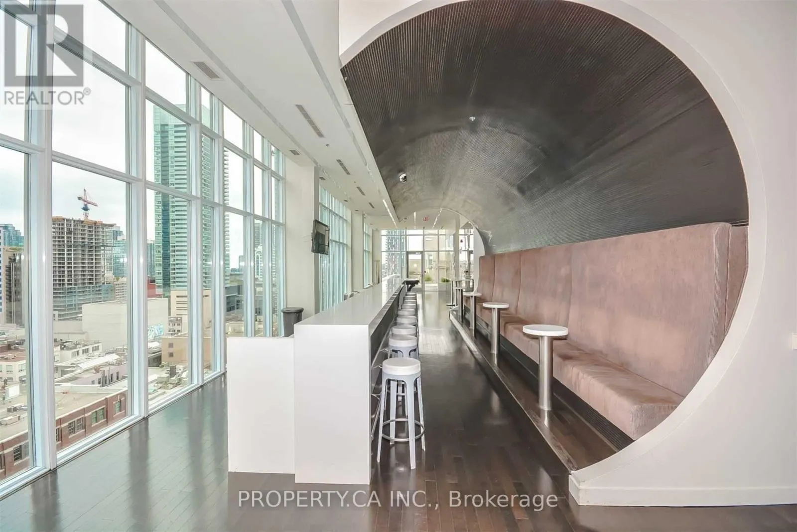 #411 - 21 NELSON STREET