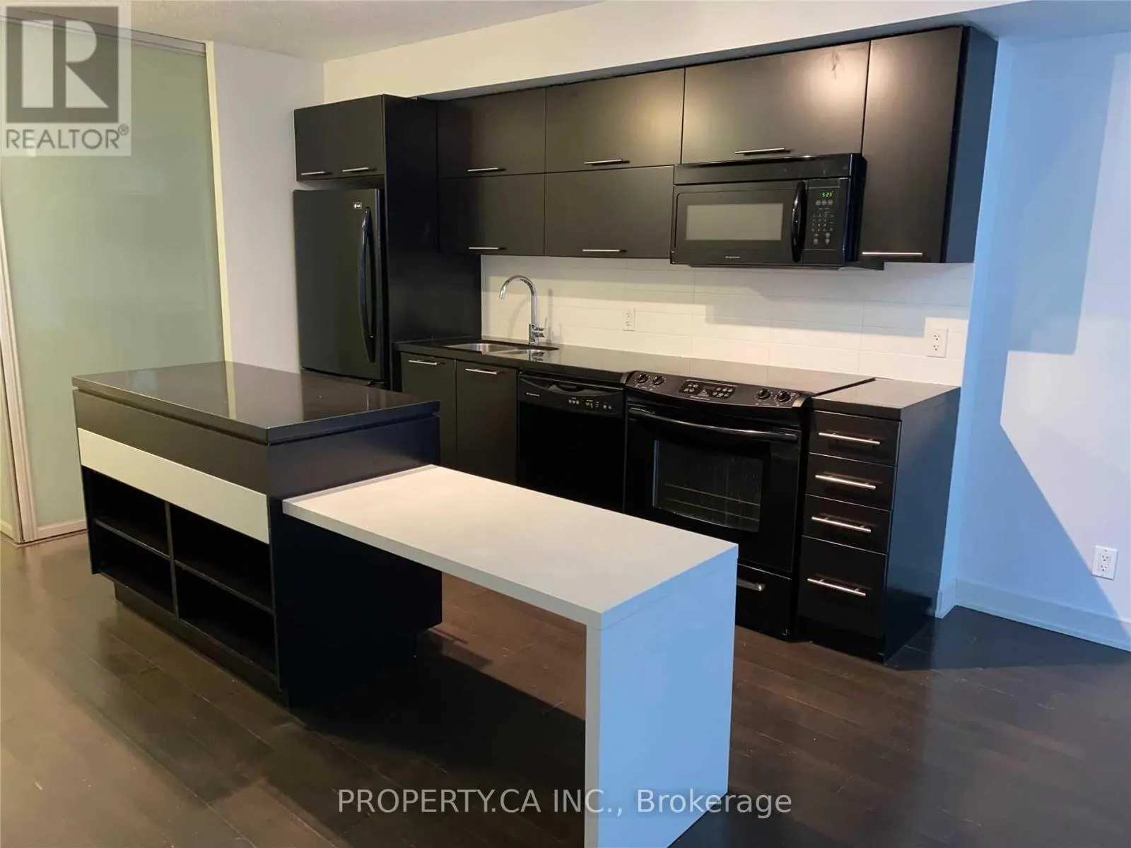 #411 - 21 NELSON STREET