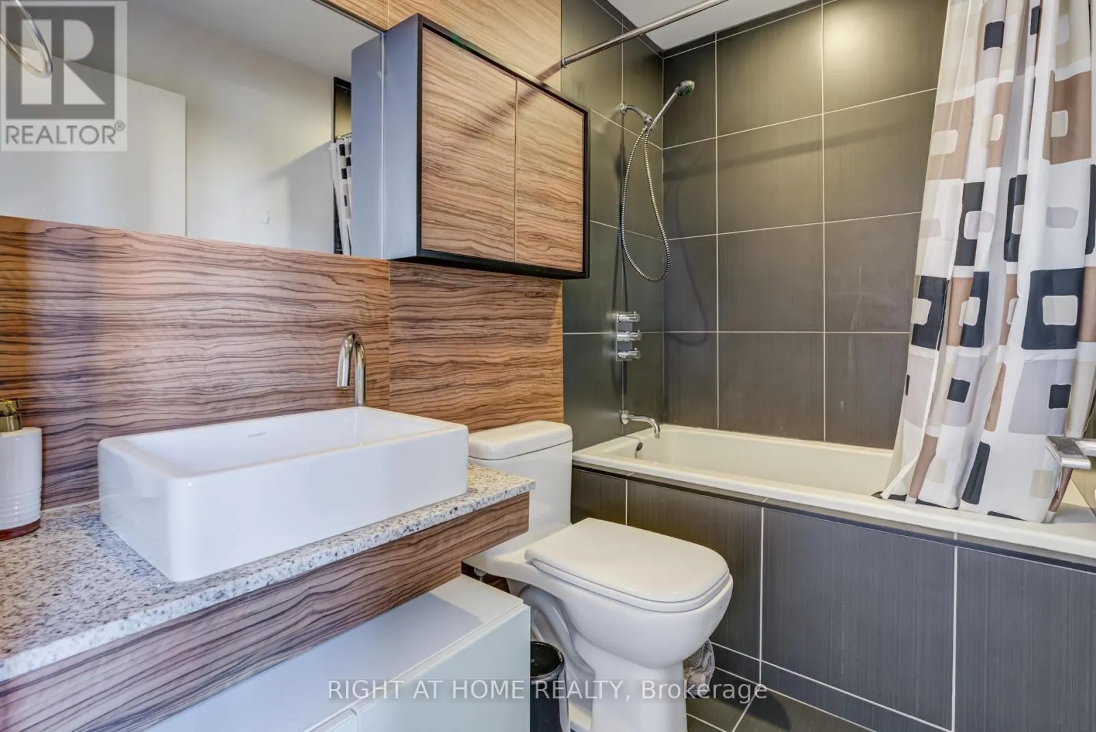 1109 - 75 ST NICHOLAS STREET