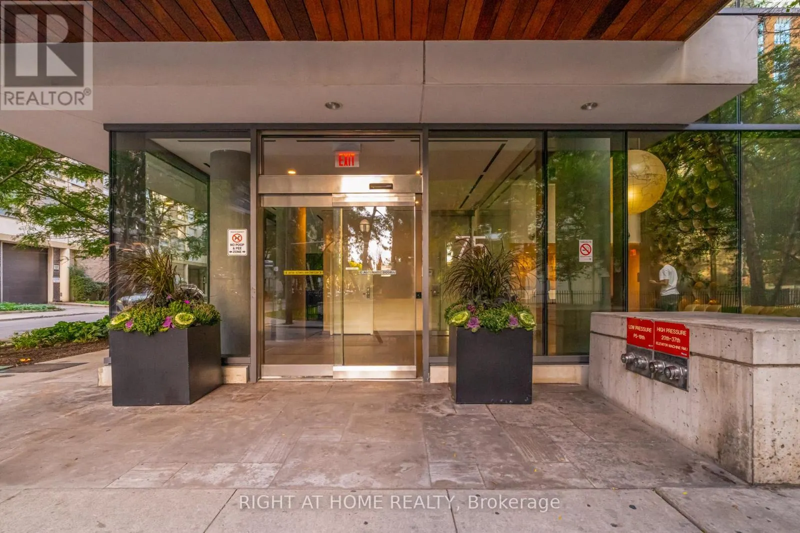 1109 - 75 ST NICHOLAS STREET