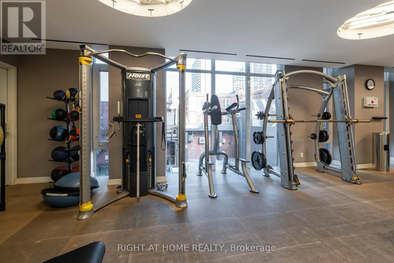 1109 - 75 ST NICHOLAS STREET