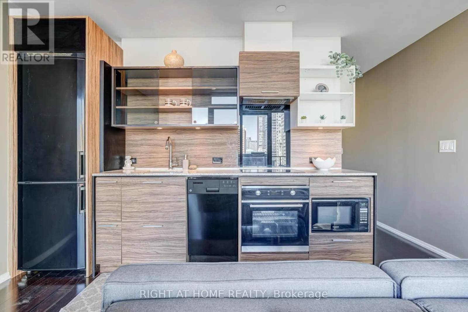 1109 - 75 ST NICHOLAS STREET