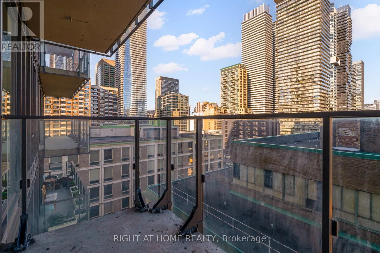 1109 - 75 ST NICHOLAS STREET