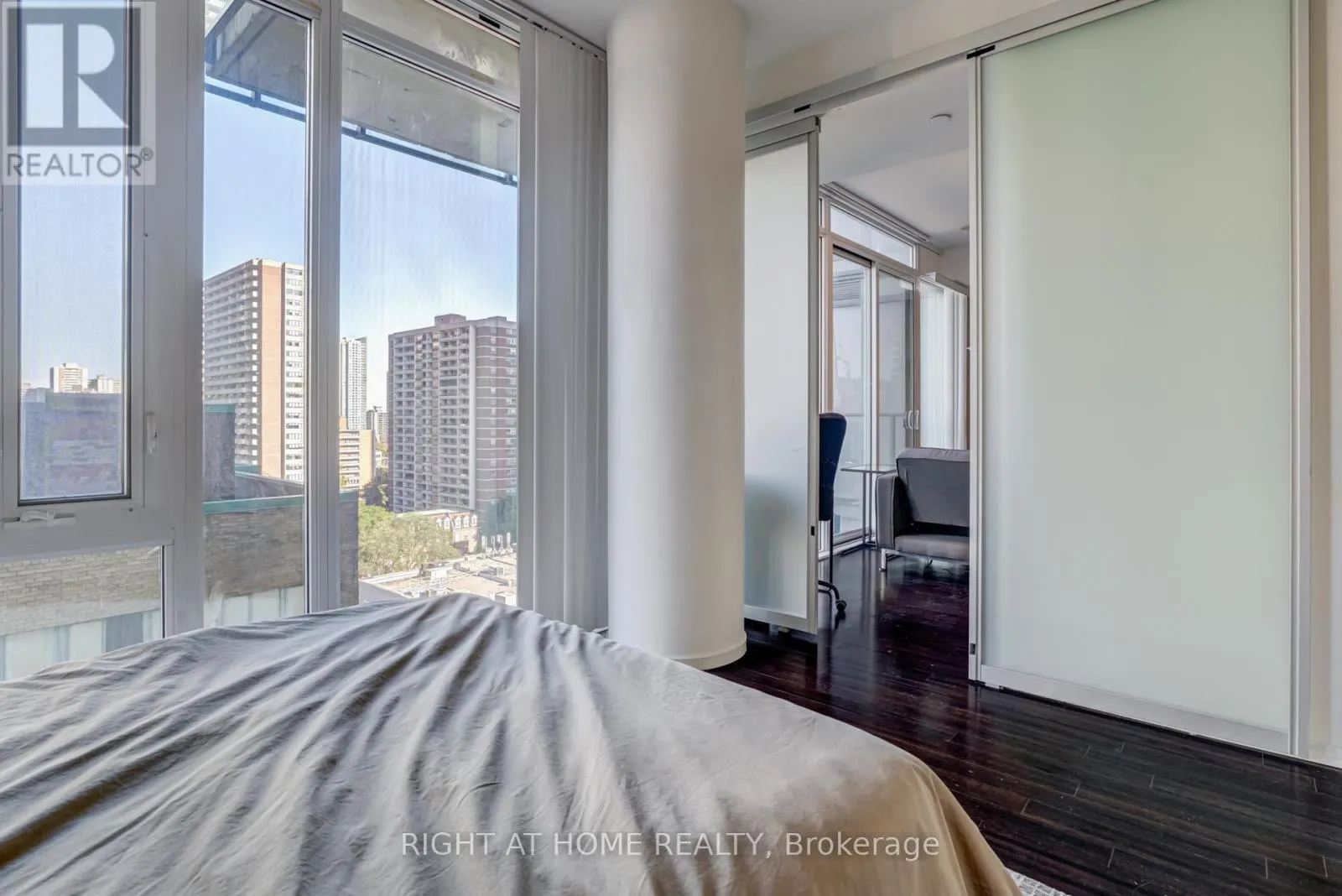 1109 - 75 ST NICHOLAS STREET