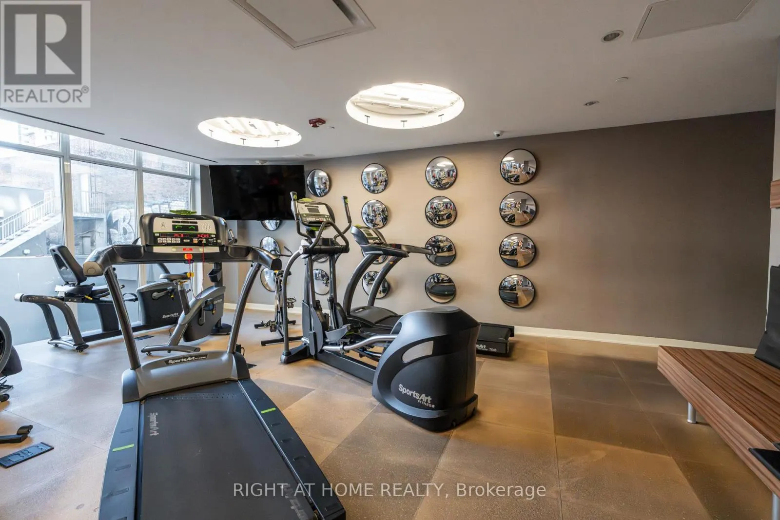 1109 - 75 ST NICHOLAS STREET