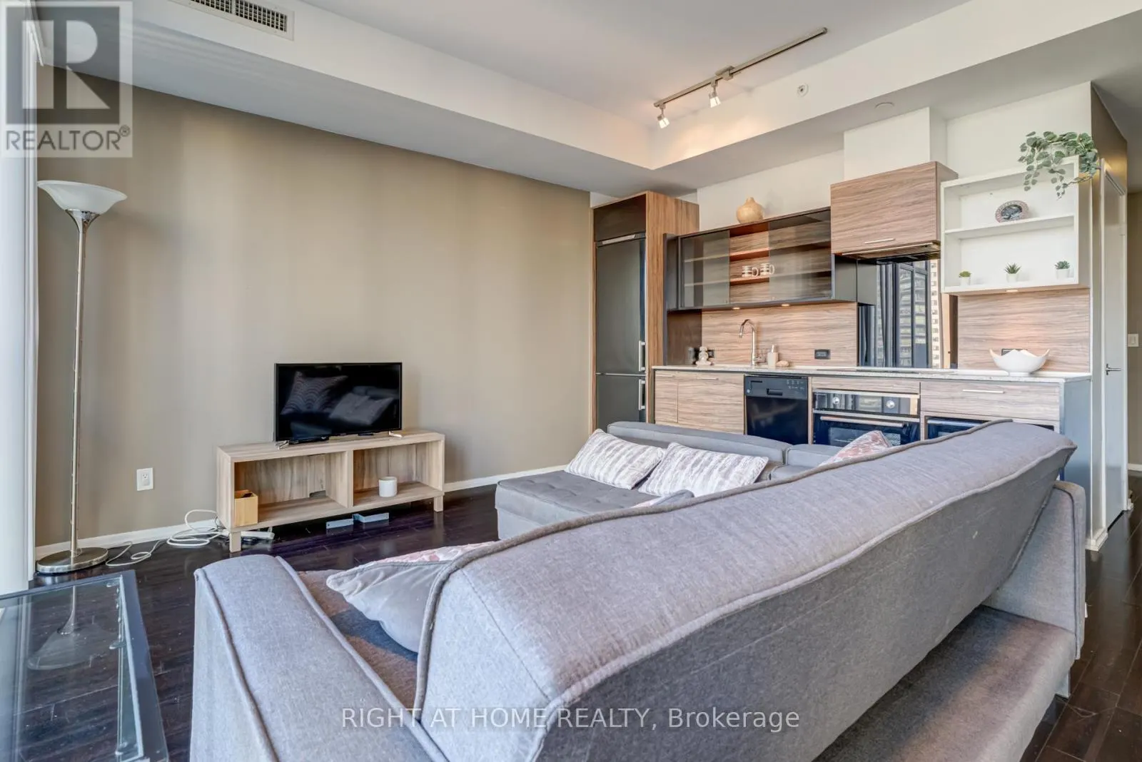 1109 - 75 ST NICHOLAS STREET