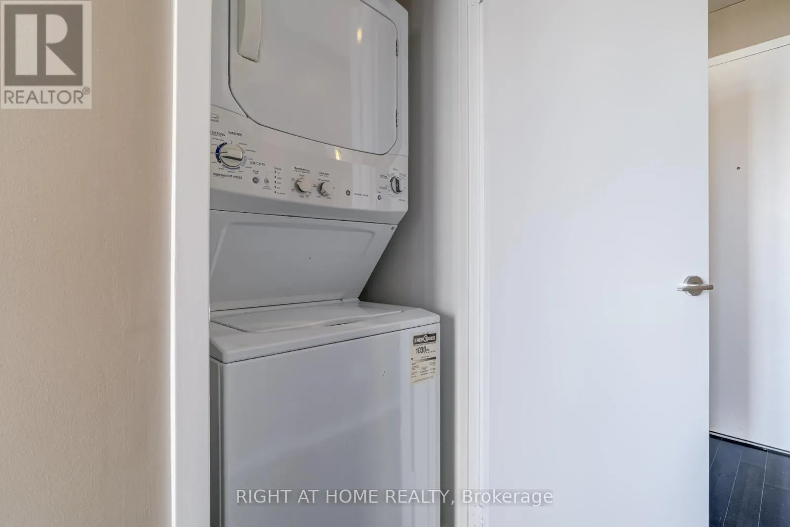 1109 - 75 ST NICHOLAS STREET