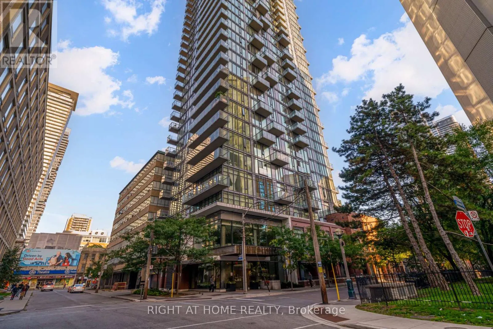 1109 - 75 ST NICHOLAS STREET