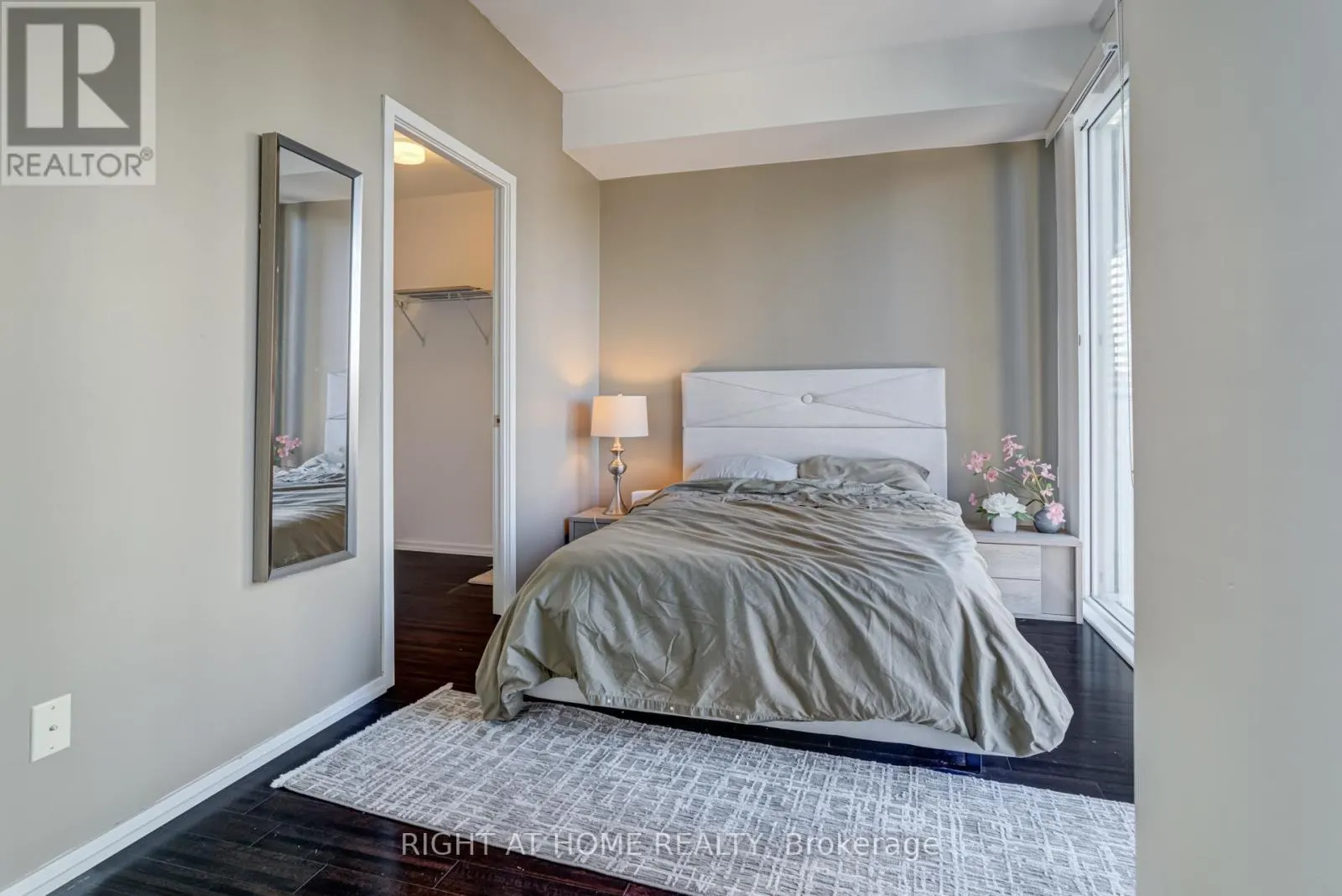 1109 - 75 ST NICHOLAS STREET