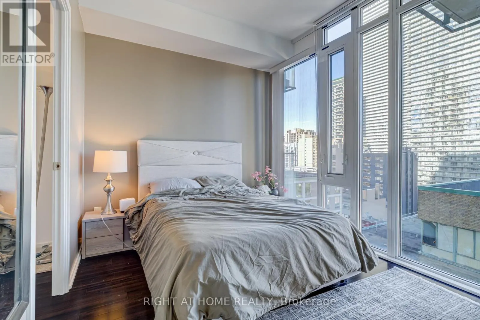 1109 - 75 ST NICHOLAS STREET