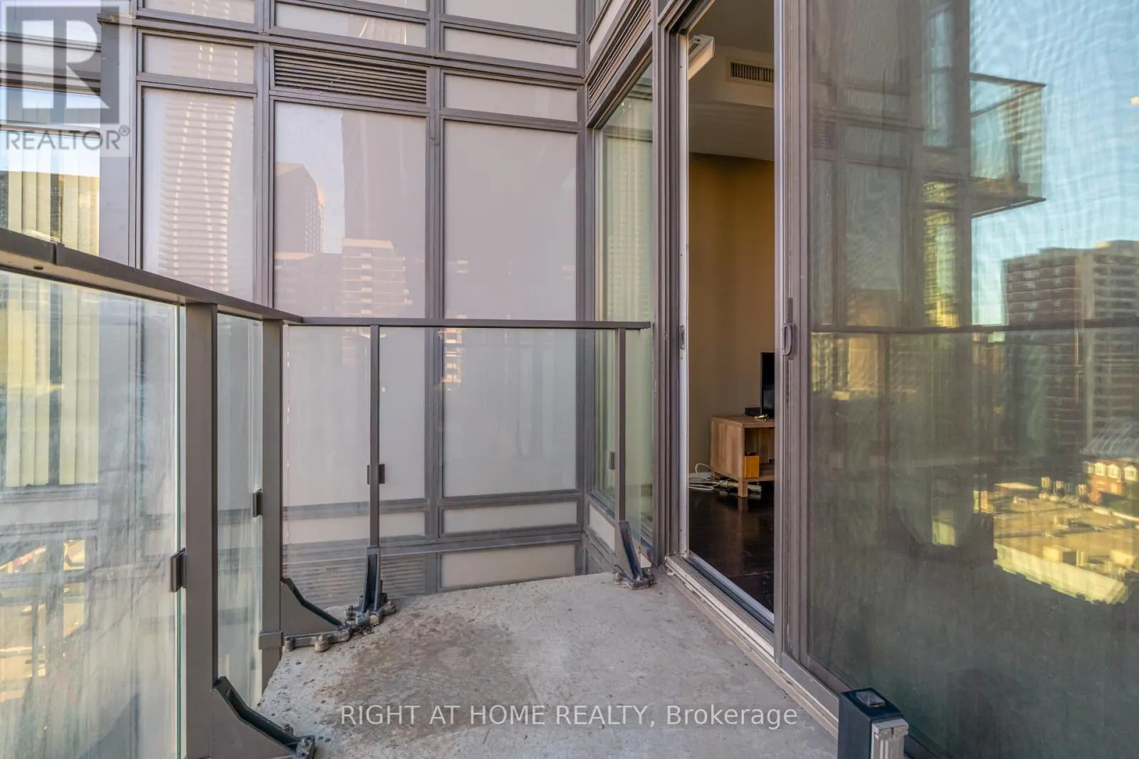 1109 - 75 ST NICHOLAS STREET