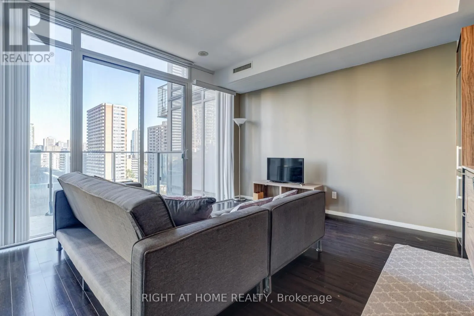 1109 - 75 ST NICHOLAS STREET