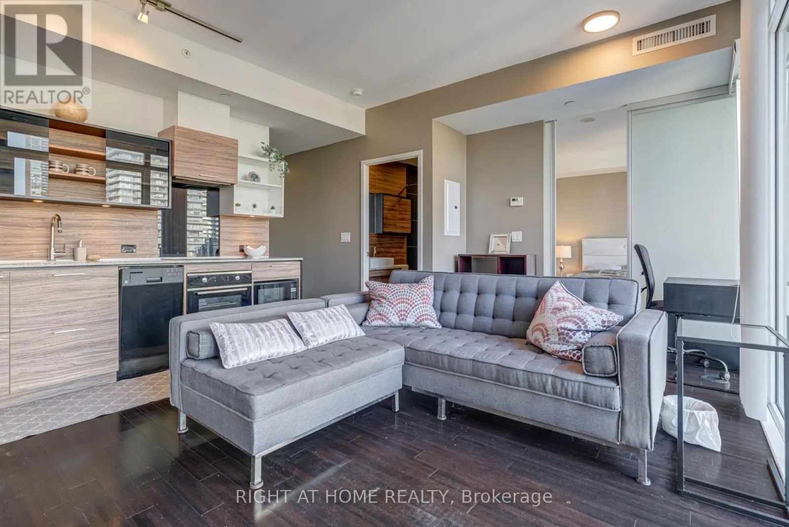 1109 - 75 ST NICHOLAS STREET