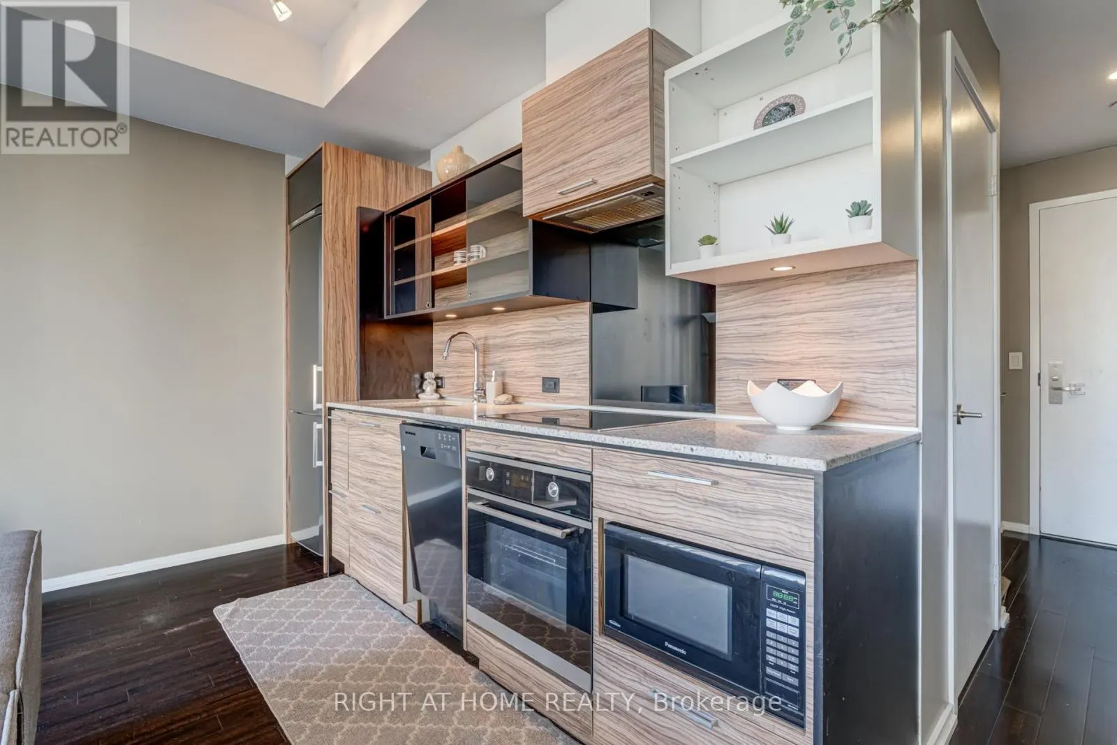 1109 - 75 ST NICHOLAS STREET