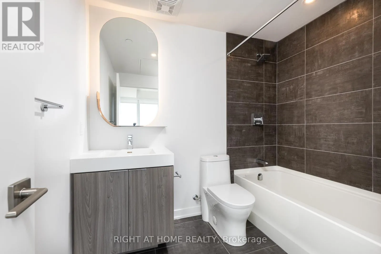 2503 - 15 HOLMES AVENUE