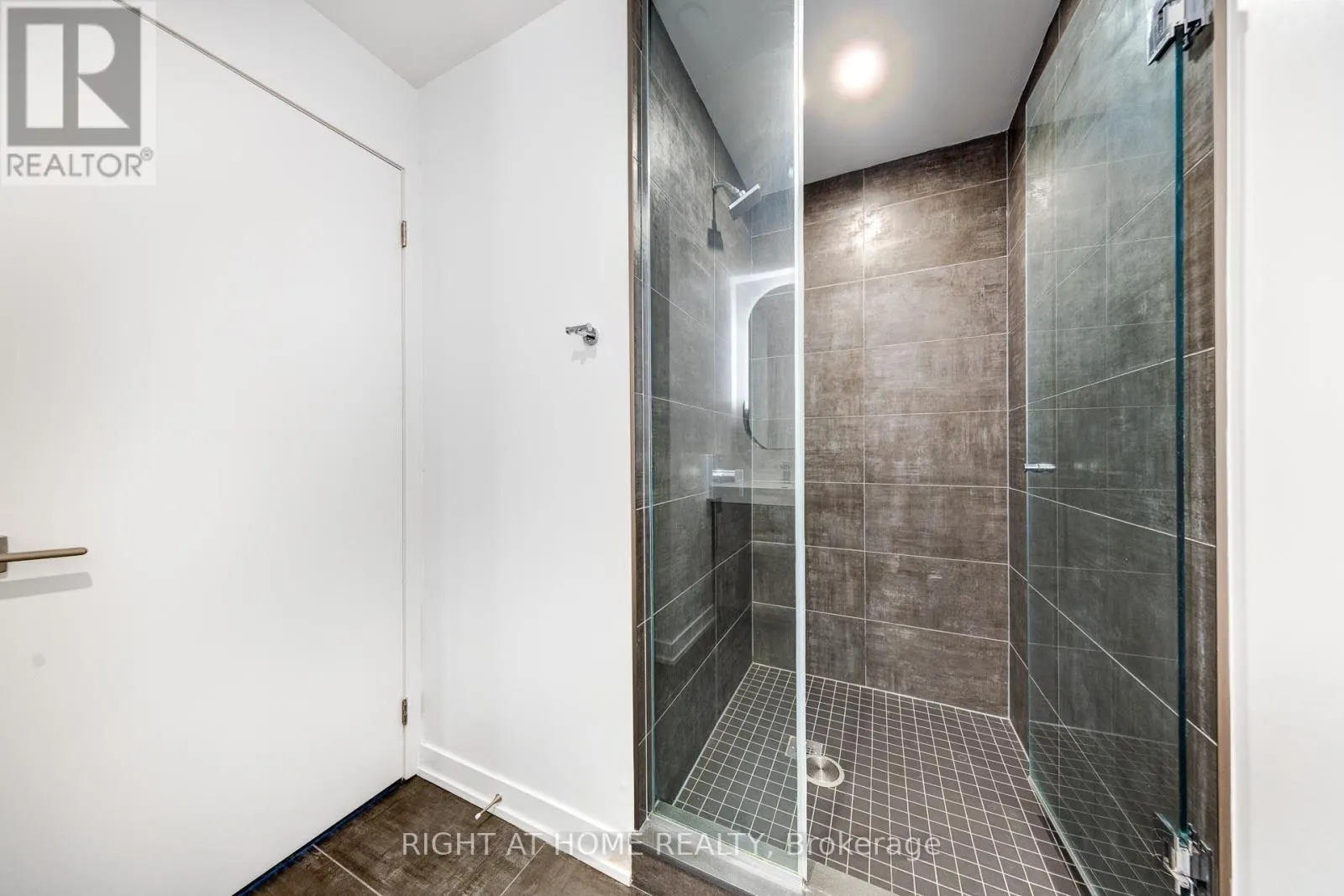 2503 - 15 HOLMES AVENUE